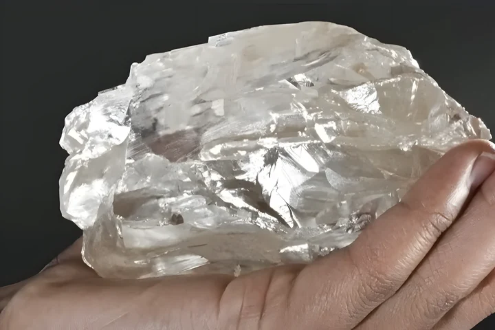 Cum arată și cât valorează un diamant imens de 2.492 de carate, descoperit recent într-o mină din Botswana?