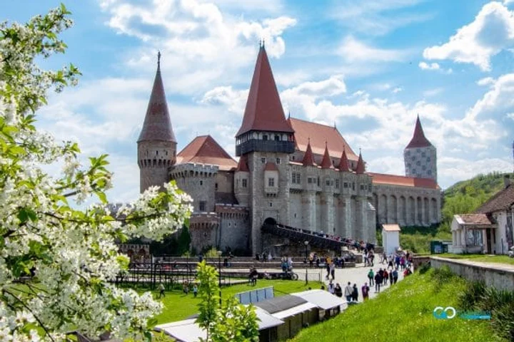 Tragedia ascunsă de la Castelul Corvinilor. Mesajul sfâșietor lăsat în piatră pe limbă de moarte. Blestem sau legendă?