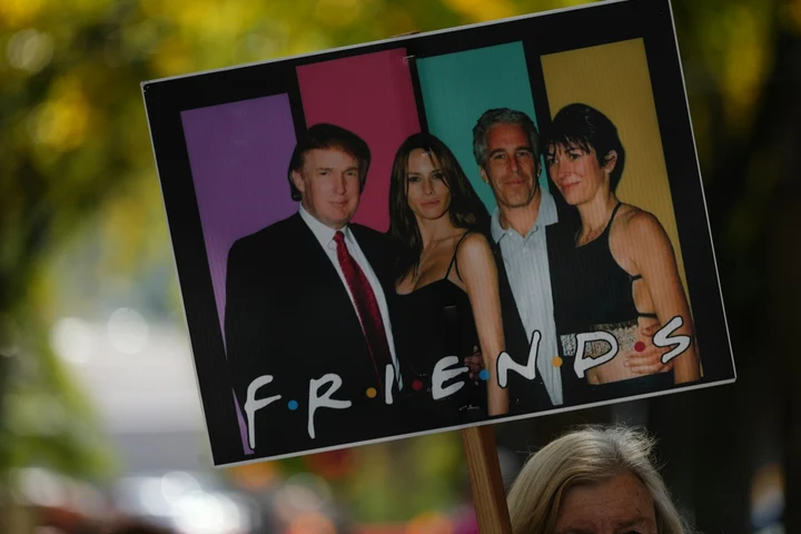 Ghislaine Maxwell, condamnată la 20 de ani în dosarul Epstein, promite că va depune mărturie în favoarea lui  Donald Trump și Bill Clinton dacă va fi grațiată de actualul președinte american