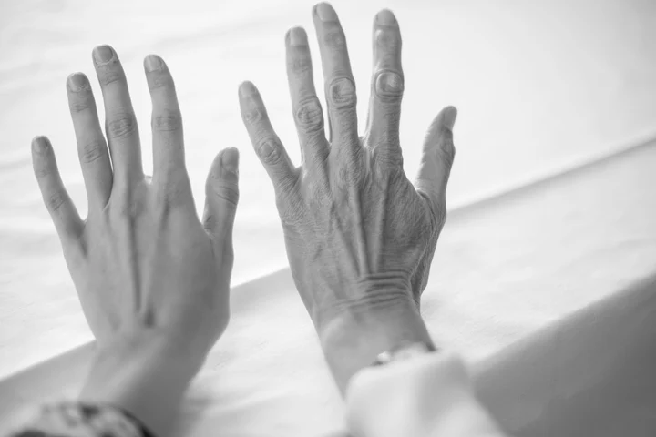 Cele două momente-cheie ale vieții în care oamenii îmbătrânesc brusc, arată cercetările