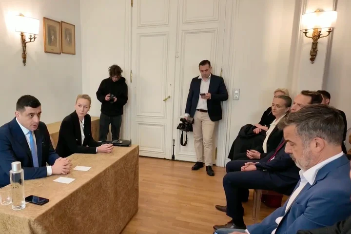 George Simion continuă turneul în Franța: "Macron e dictator, UE distruge Europa"