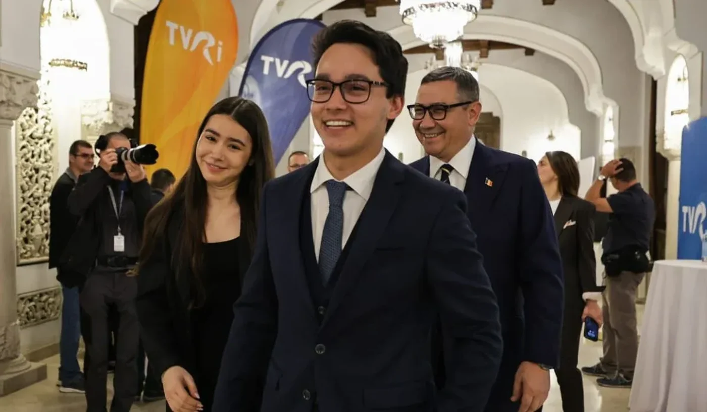 Victor Ponta are trei copii. Pe Irina (stânga) și Maria din mariajul cu Daciana Sârbu. Și pe Andrei Ponta (mijloc) din mariajul cu prima soție