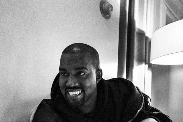Kanye West își sexualizează soția pe social media. Apariția cel puțin bizară a Biancăi Censori