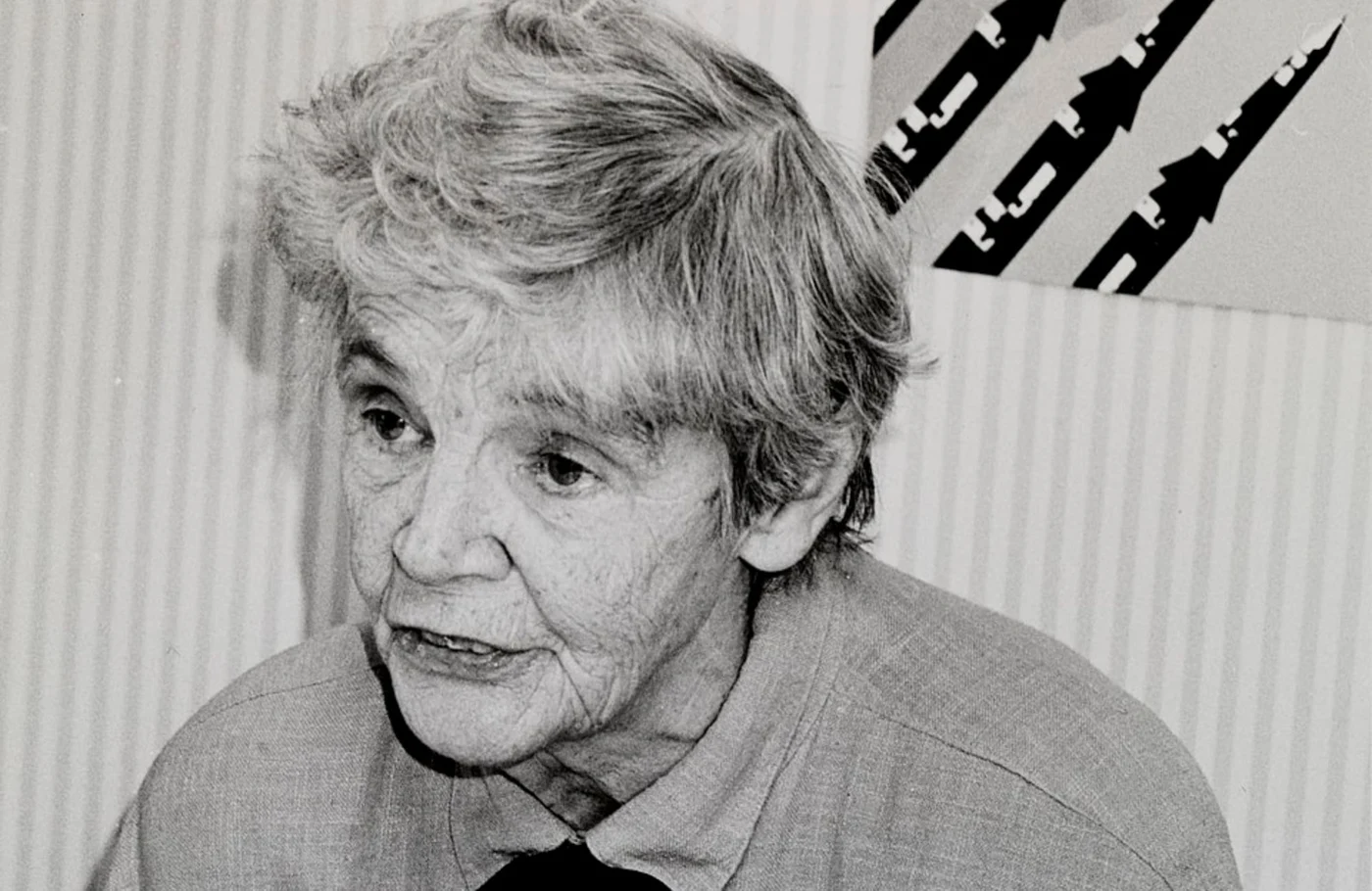 Fotografie cu dr. Alice Stewart la cel de-al cincilea Congres European al IPPNW, Coventry, 1990. Medact a fost înființată în 1992 prin fuziunea dintre Campania Medicală Împotriva Armelor Nucleare (MCANW) și Asociația Medicală pentru Prevenirea Războiului (MAPW). Arhive și manuscrise. Sursa: Wikipedia