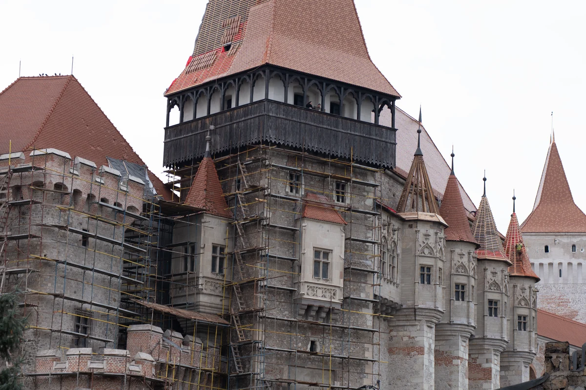FOTO: Castelul Corvinilor din Hunedoara, în plină restaurare. Cum arată după ce a suferit modificări semnificative