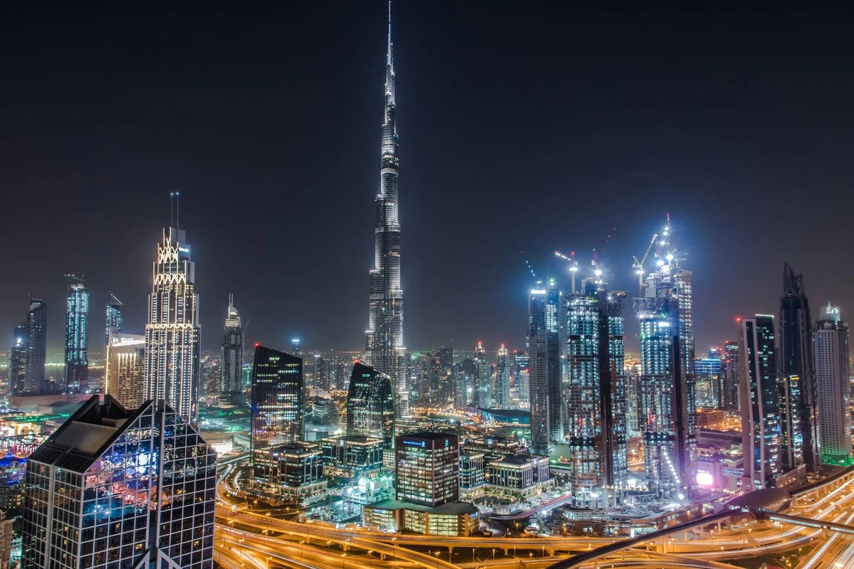 28 de elevi români, blocați în Dubai. Reacții dure online: „Ce mama dracului caută acolo?” via CTP