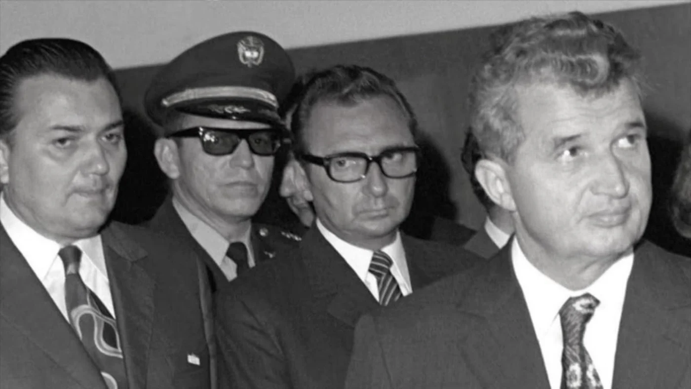 Ion Mihai Pacepa (mijloc), Nicolae Ceaușescu (dreapta)