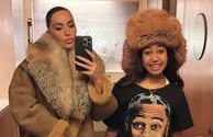 Kim Kardashian s-a „dezlănțuit” după ce a auzit că fiica ei și a lui Kanye urma să-i cunoască pe frații Tate