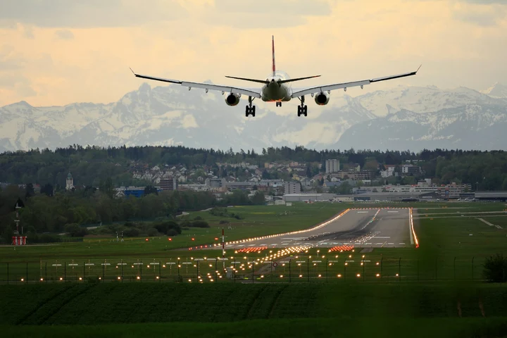 O nouă companie aeriană low cost dă lovitura pe piața din România. Prețuri super mici la biletele de avion