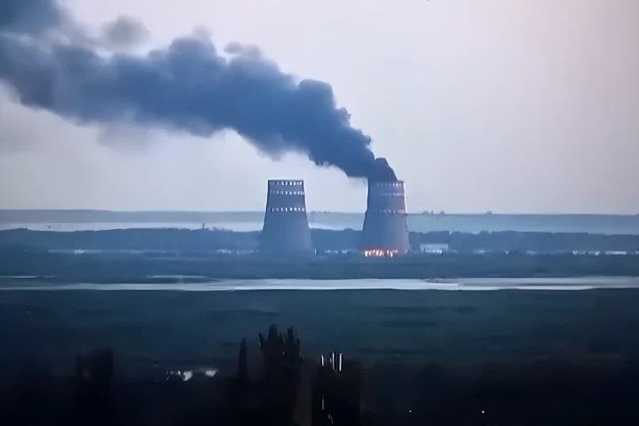 Incendiu la centrala nucleară din Zaporojie: Ucraine și Rusia se acuză recriproc