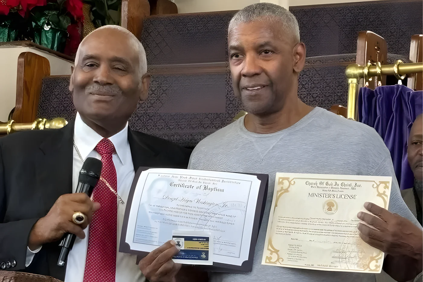 Denzel Washington cu certificatul de pastor și baptist. foto via instagram