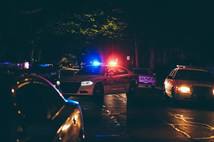 Trei cadavre, inclusiv un adolescent, descoperite într-o rulotă după o triplă crimă misterioasă