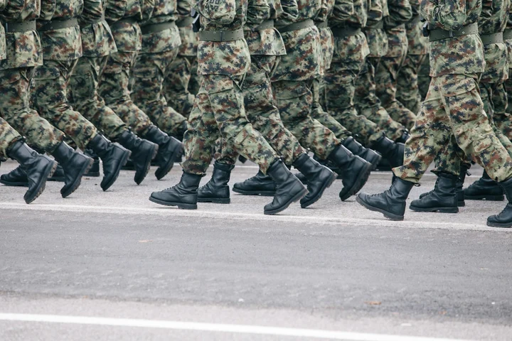 Tinerii români pot alege: Serviciul militar voluntar, aprobat de deputați pe timp de pace