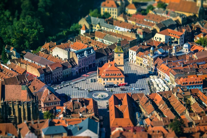 Brașovul are, oficial, propriul steag. Ce semnifică simbolurile de pe noul drapel al județului