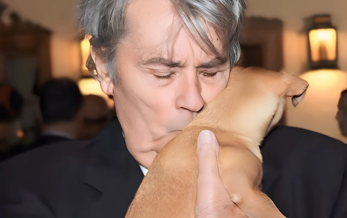 Alain Delon ar fi avut peste 50 de câini de-a lungul vieții sale