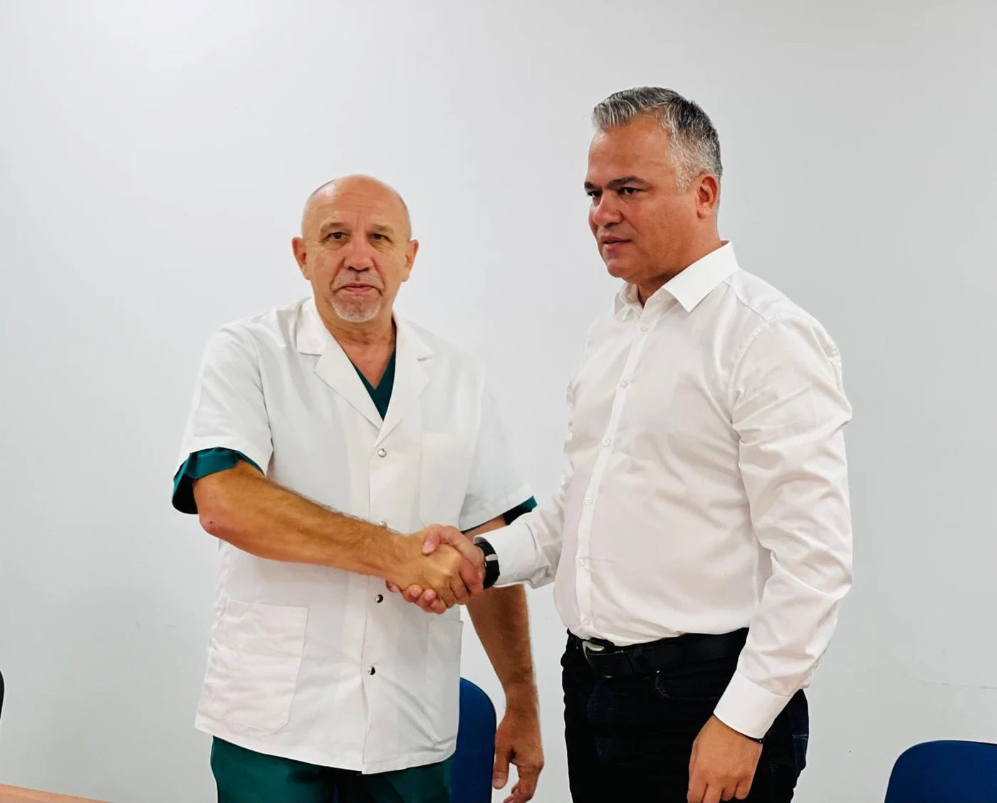 Dr. Dan Grigorescu (stânga) este manager al Spitalului Clinic de Urgență Brașov din 13 august 2025. În imagine, directorul spitalului se află alături de președintele CJ Brașov, Adrian Veștea, la momentul semnării contractului de management