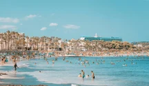Palma de Mallorca elimină 1.700 de șezlonguri de pe plaje în contextul protestelor anti-turism