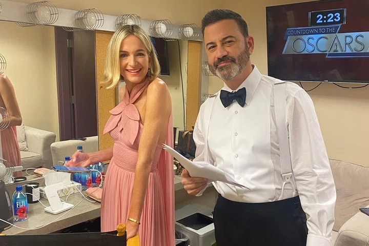 Femeia din spatele faimei lui Jimmy Kimmel. Cine este soția mai puțin celebră, dar extrem de influentă a prezentatorului american, stâlp al Hollywood-ului: „Când l-am întâlnit prima dată, m-a insultat”