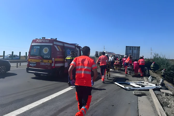 Accident grav pe autostrada A4 Ovidiu-Agigea între un microbuz și un autotren. Cod roșu de intervenție activat!