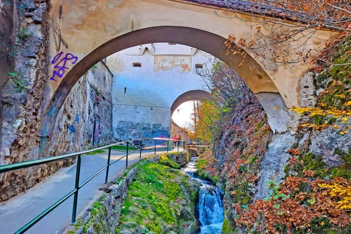 Situl istoric „După Ziduri”, distrus după reparațiile Primăriei Brașov? George Scripcaru: „Lucrurile sunt în regulă ca și procedură și etapă”. Ministerul Culturii: „Nu s-a respectat acordul. DJC Brașov a solicitat oprirea de urgență a lucrărilor”