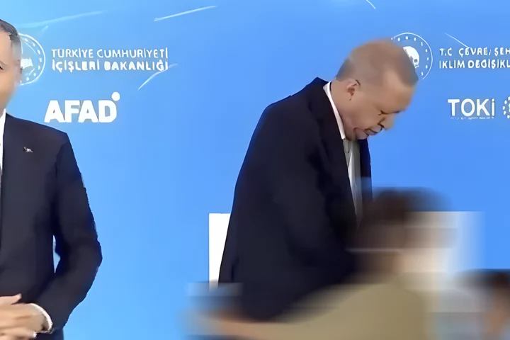 Președintele Turciei, Erdogan, lovește un copil pentru că nu i-a sărutat mâna în timpul unei ceremonii - VIDEO