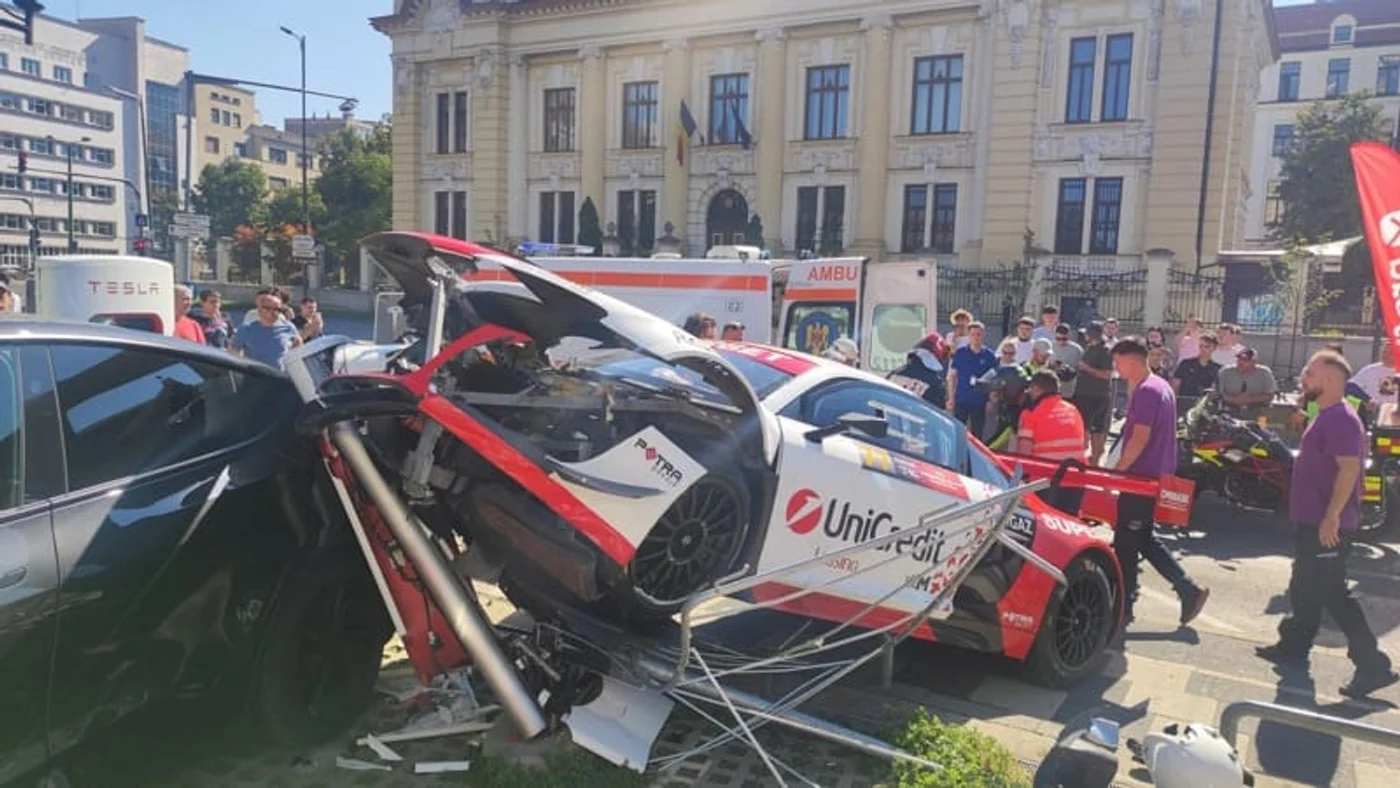 Marco Leu a intrat cu mașina de curse în stațiile de încărcare electrică