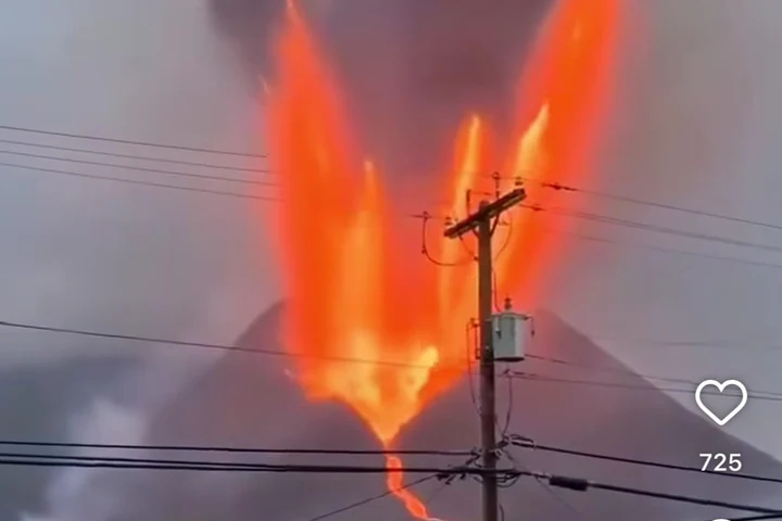 Imagini apocaliptice cu erupția vulcanului Anak Krakatau din Indonezia
