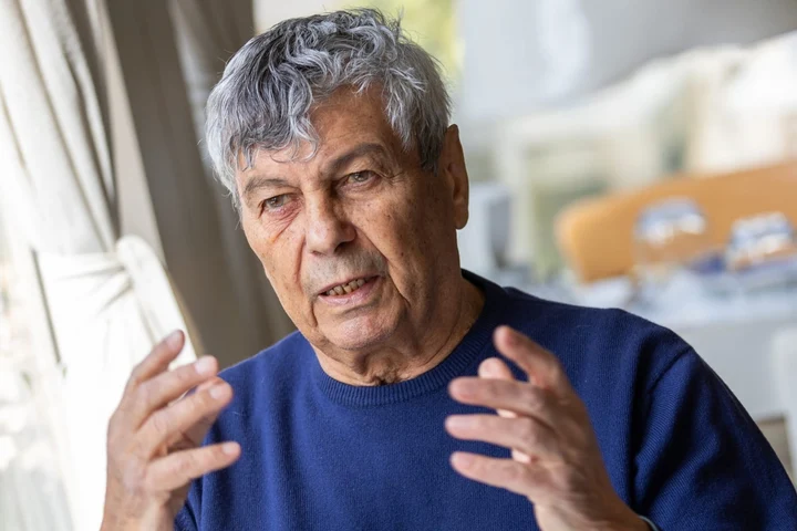 Mircea Lucescu, condus astăzi pe ultimul drum. Ceremonie solemnă la București, cu onoruri militare și mii de oameni