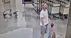 Un copil de 18 luni este în comă, după ce un bărbat l-a trântit de pământ într-un aeroport din Moscova.