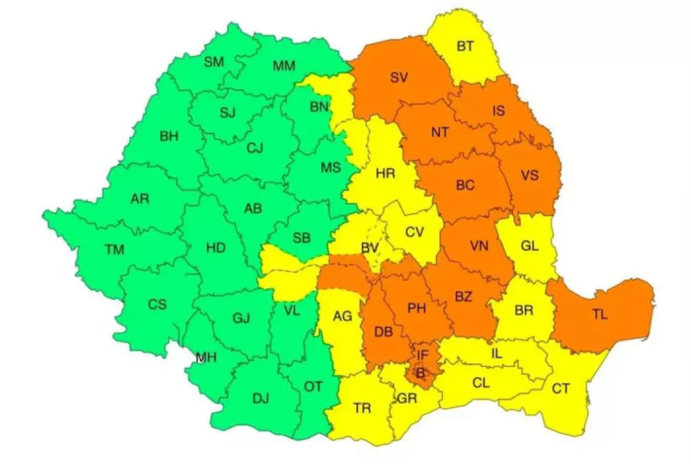 Grindină de mari dimensiuni acumulată pe sol în curtea unei locuințe. Bucăți mari de gheață căzute în timpul unei averse torențiale severe, fenomen ce a afectat localitățile din zonele montane și din nordul Dobrogei aflate sub alerta de vreme extremă emisă de ANM.