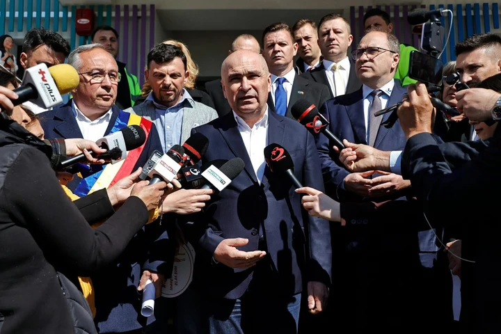 Zi decisivă pentru Guvernul Bolojan: vot tensionat în Parlament