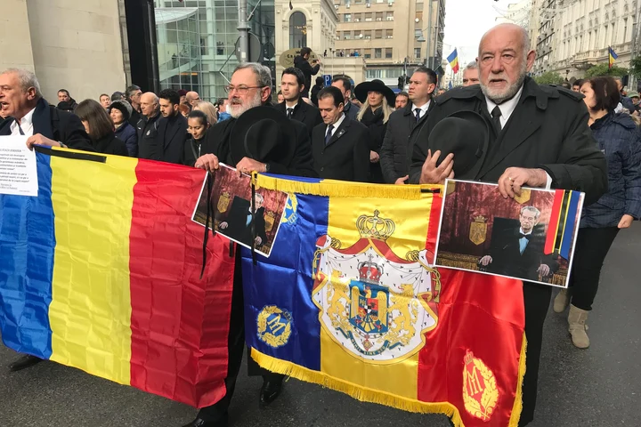 Cortegiul lui Ion Iliescu, întâmpinat de străzi goale. Fostul președinte, condus pe ultimul drum cu huiduieli VIDEO