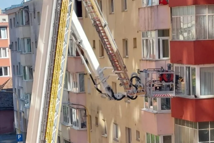 O femeie a fost găsită moartă în apartament după câteva zile. Ce au descoperit anchetatorii