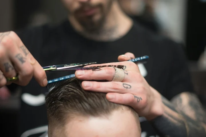 Mărirea taxelor generează discuții aprinse pe internet. Programatorii sunt supărați pe frizerii cu iPhone 16 care nu plătesc taxe