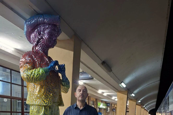 „Domnul Goe” a ajuns în mijlocul unui scandal politic după ce a fost pictat în culorile curcubeului. PSD vede „agenda LGBT”, artista spune că este doar artă