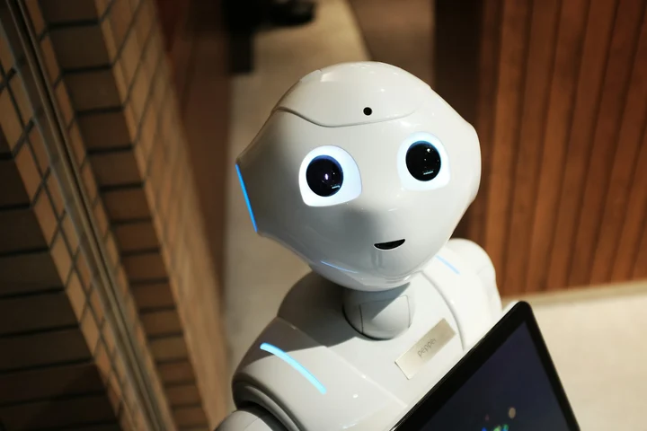Un robot AI, pus să conducă un magazin, a dat faliment după o lună. A început să dea marfă pe datorie, a inventat angajați, a făcut „crize de identitate” și a trimis e-mail-uri de urgență