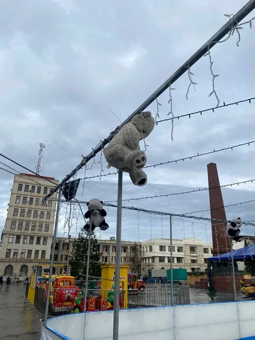 La Focșani, ursuleții atârnă spânzurați la Târgul de Crăciun din Focșani