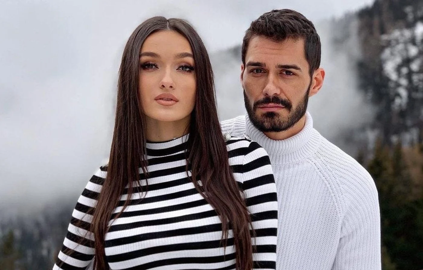 Viviana Sposub și George Burcea s-au despărțit anul acesta, după ce au fost împreună aproximativ cinci ani. Relația lor a început în 2020, după ce s-au cunoscut în cadrul emisiunii „Ferma” de la Pro TV, iar despărțirea a avut loc în 2025.