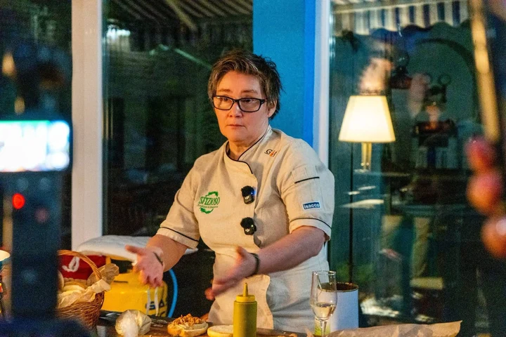 Fostă concurentă „Chefi la cuțite” a lansat trei preparate unice în România. Chef Laura Simona Crișan: „Cine a zis că burgerii sunt doar cu carne?”