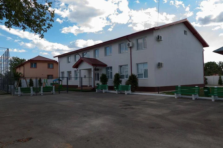 Scandal uriaș în Corbeanca. Copiii primesc mâncare de la firma consiliului local la un preț peste lege. Părinții, obligați să semneze contracte. Firma a funcționat fără autorizație de catering: „Își bat joc de copii”