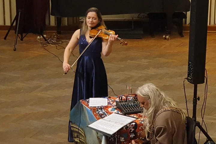 MetaVivaldi ajunge la Galați și Călărași: vioara și chitara se întâlnesc într-un spectacol care combină Vivaldi cu rock-ul anilor ’70–’80