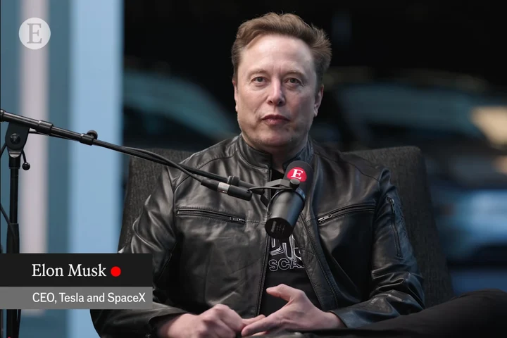 Elon Musk: „Oamenii vor pierde controlul asupra lumii în care trăiesc în cinci ani. Suntem, în esență, o formă evoluată de cimpanzeu. Nu a trecut mult de când ne legănam prin copaci și mâncam banane în junglă. Încă mai mâncăm banane”