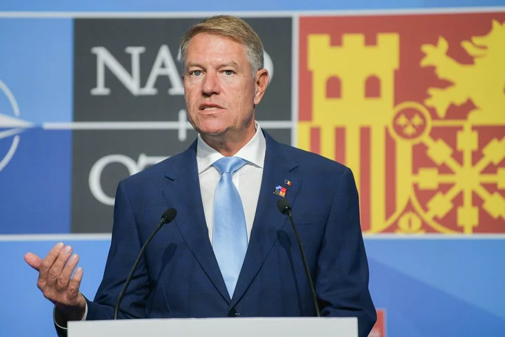 Klaus Iohannis mărește salariile învățătorilor și ale profesorilor din 2024. Măsuri majore în învățământ