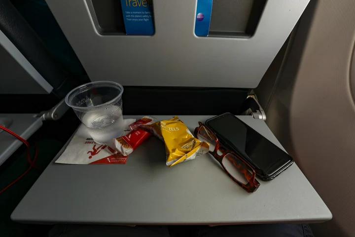 Ce să nu bei absolut niciodată în avion. Riști să ajungi bolnav în vacanță