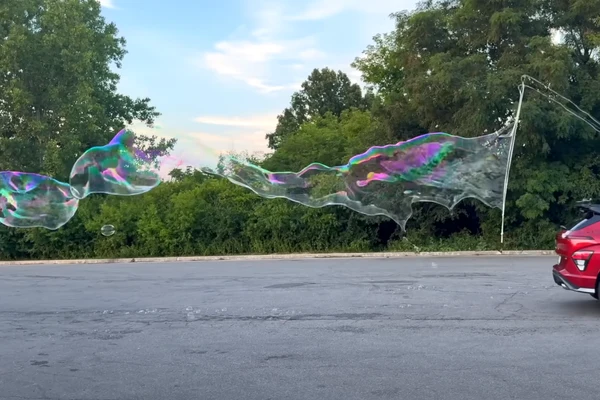 Cum a reușit un YouTuber să facă cele mai mari baloane de săpun?