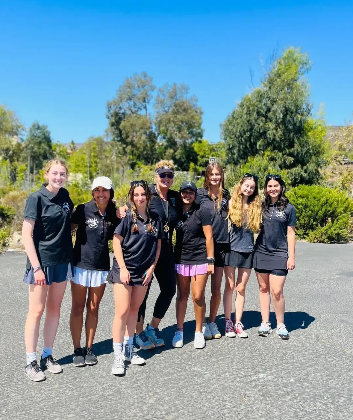 Echipa de golf de fete Malibu High. Din stânga spre dreapta: Caidyn Ovsiowitz, Hedaya Abdul Karim, Sophia Sabag, antrenorul Anna Deshautelle, Iman Abdul Karim, Audrey Hamry, Irina Columbeanu și Chloe Loquet. Singura jucătoare care nu este fotografiată este Claudia Rubin. Foto: Najla Alghaziani.