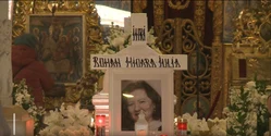 Înmormântare cu fast. Mioara Roman, condusă pe ultim drum ca o regină. Colivă cu foițe din aur/ catafalcul, plin cu flori albe. Regula impusă de Oana Roman la priveghi