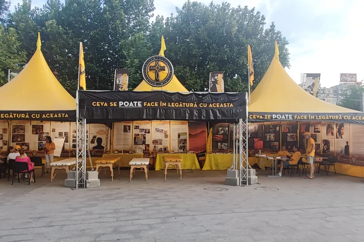 Controversata organizație religioasă Scientology a deschis un cort la Unirii, București. Ce este Scientologia și centrele ei Dianetice?