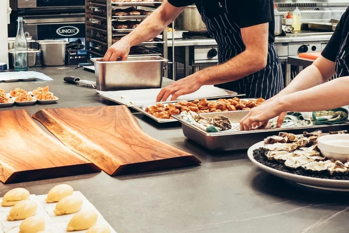 Cum se folosea o funcționară publică de o cantină municipală pentru afaceri de catering