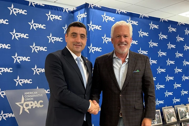 Suveranist, dar cu „baza” la Washington? George Simion susține că el „candidează pe biletul MAGA”